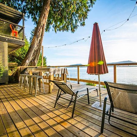 Waterfront Cottage With Superb Coastline Views West Vancouver Exterior photo