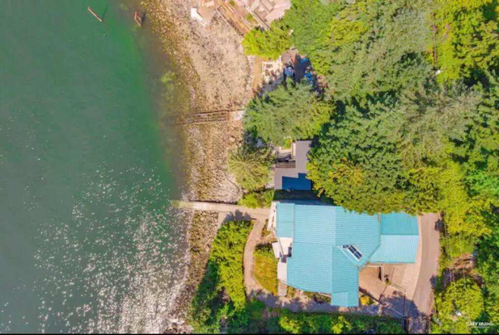 Waterfront Cottage With Superb Coastline Views West Vancouver Exterior photo