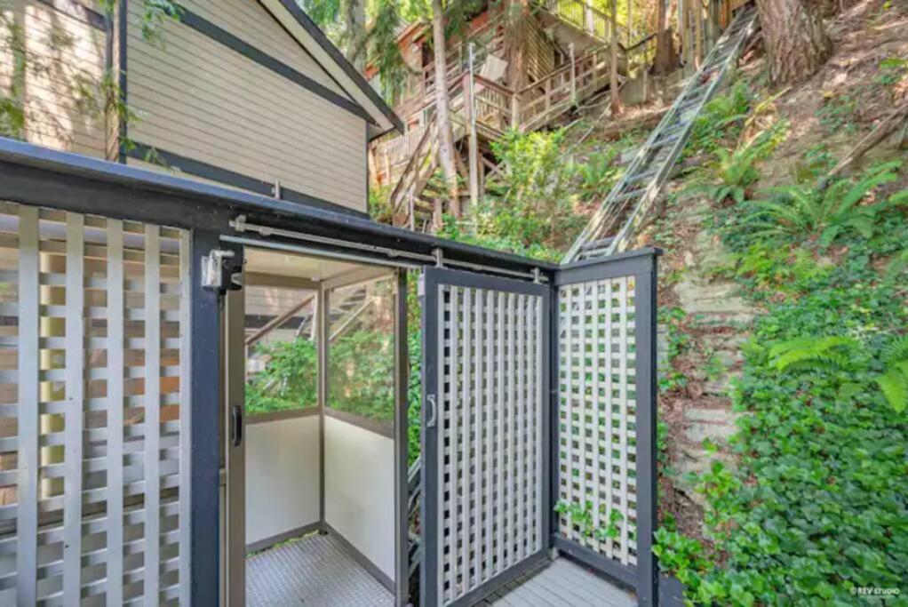 Waterfront Cottage With Superb Coastline Views West Vancouver Exterior photo