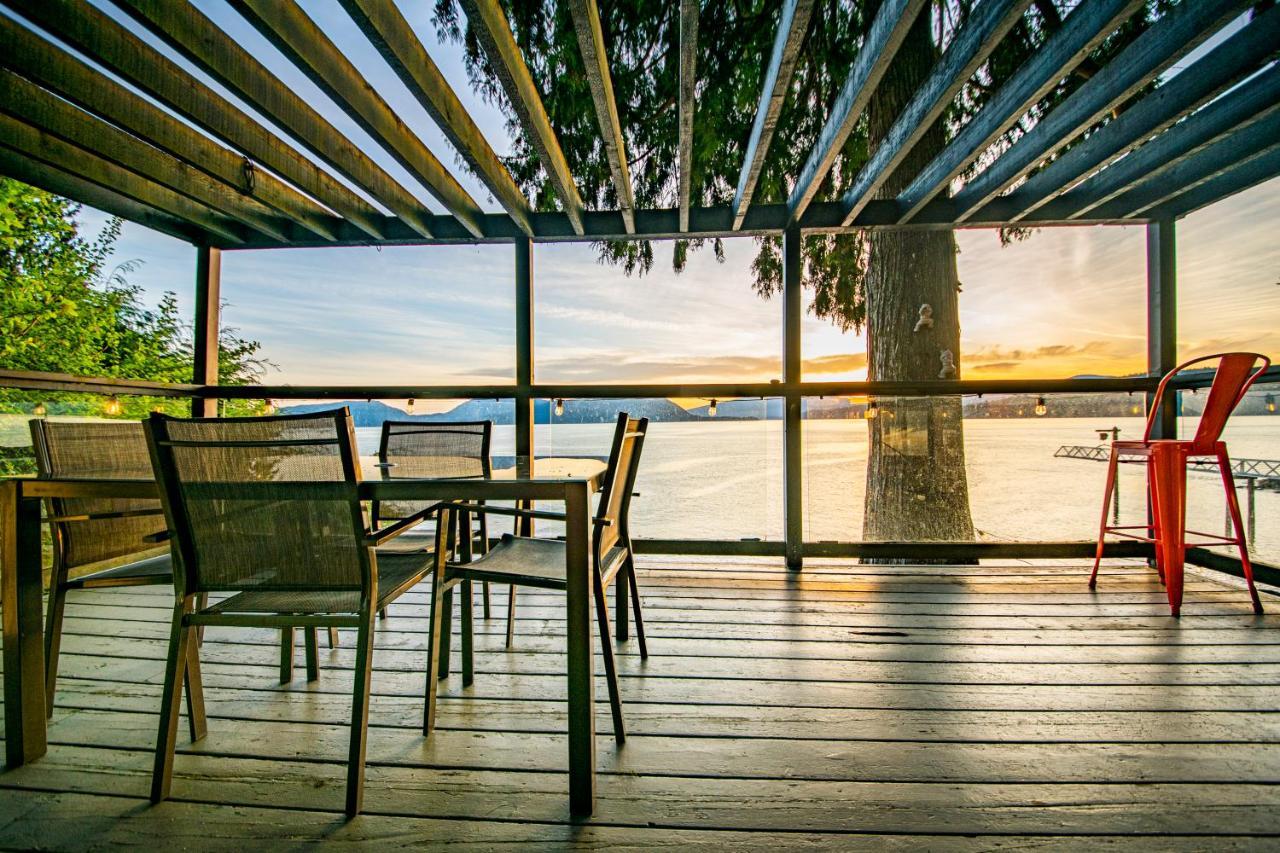 Waterfront Cottage With Superb Coastline Views West Vancouver Exterior photo