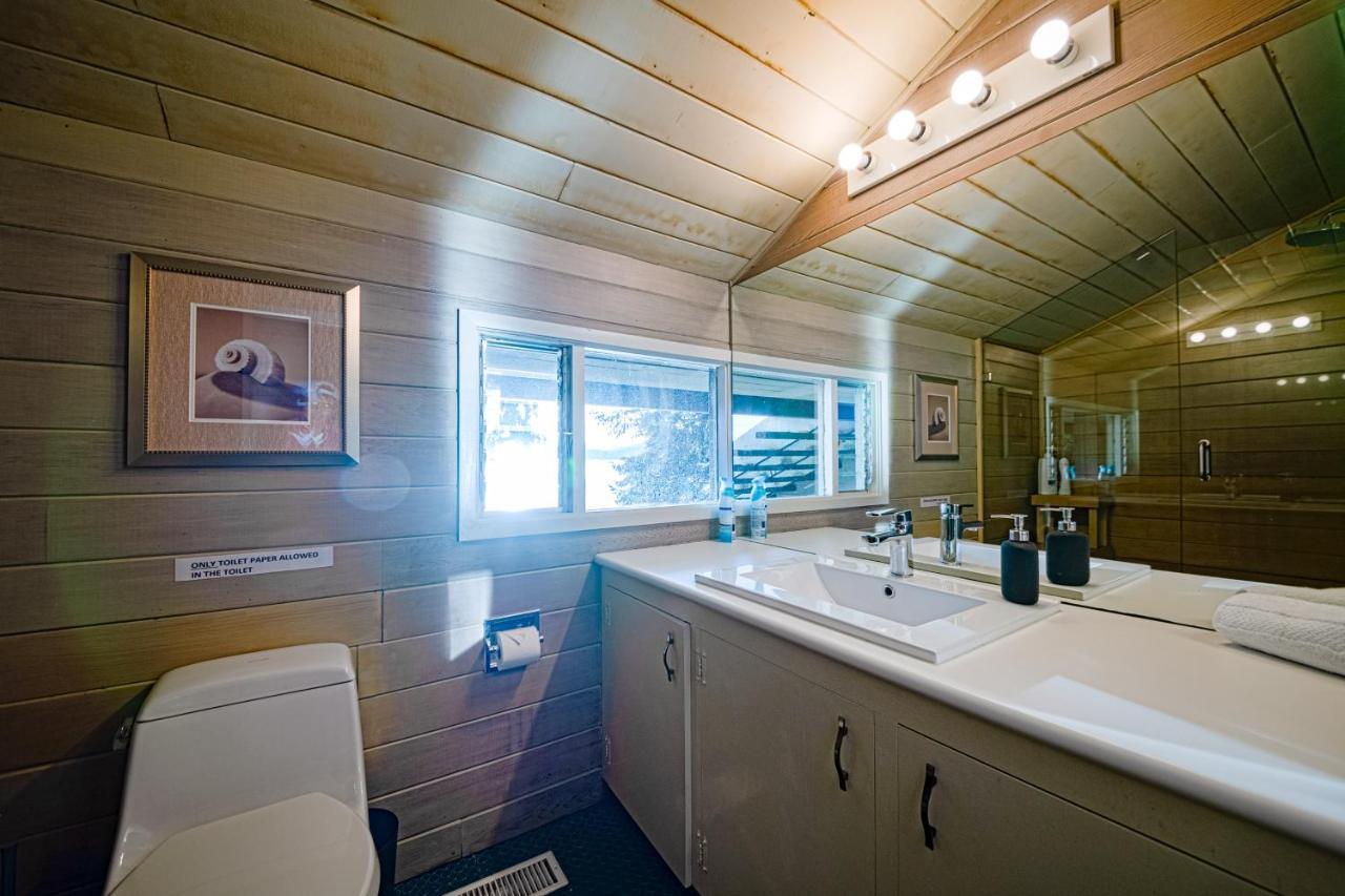 Waterfront Cottage With Superb Coastline Views West Vancouver Exterior photo