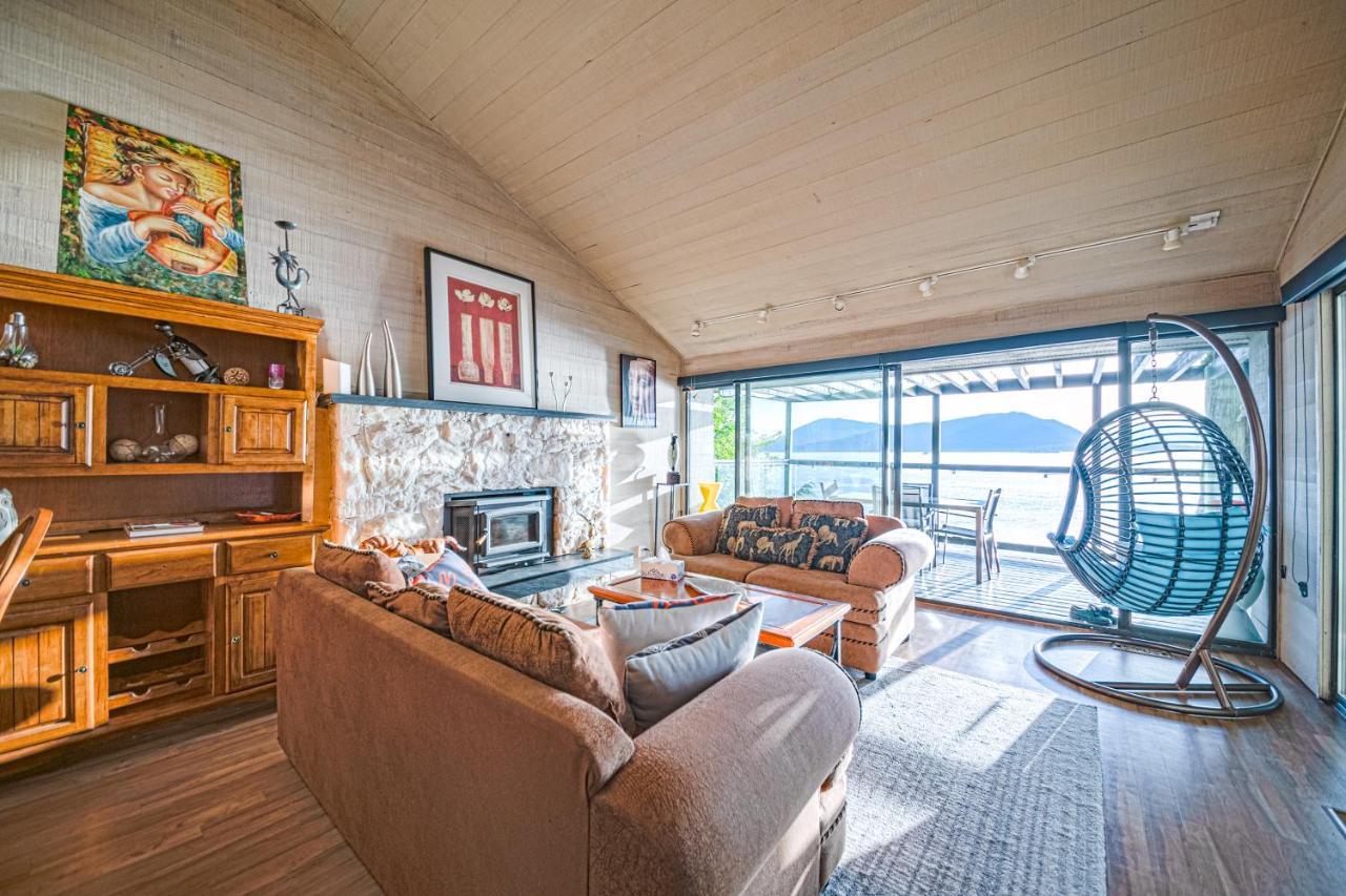 Waterfront Cottage With Superb Coastline Views West Vancouver Exterior photo