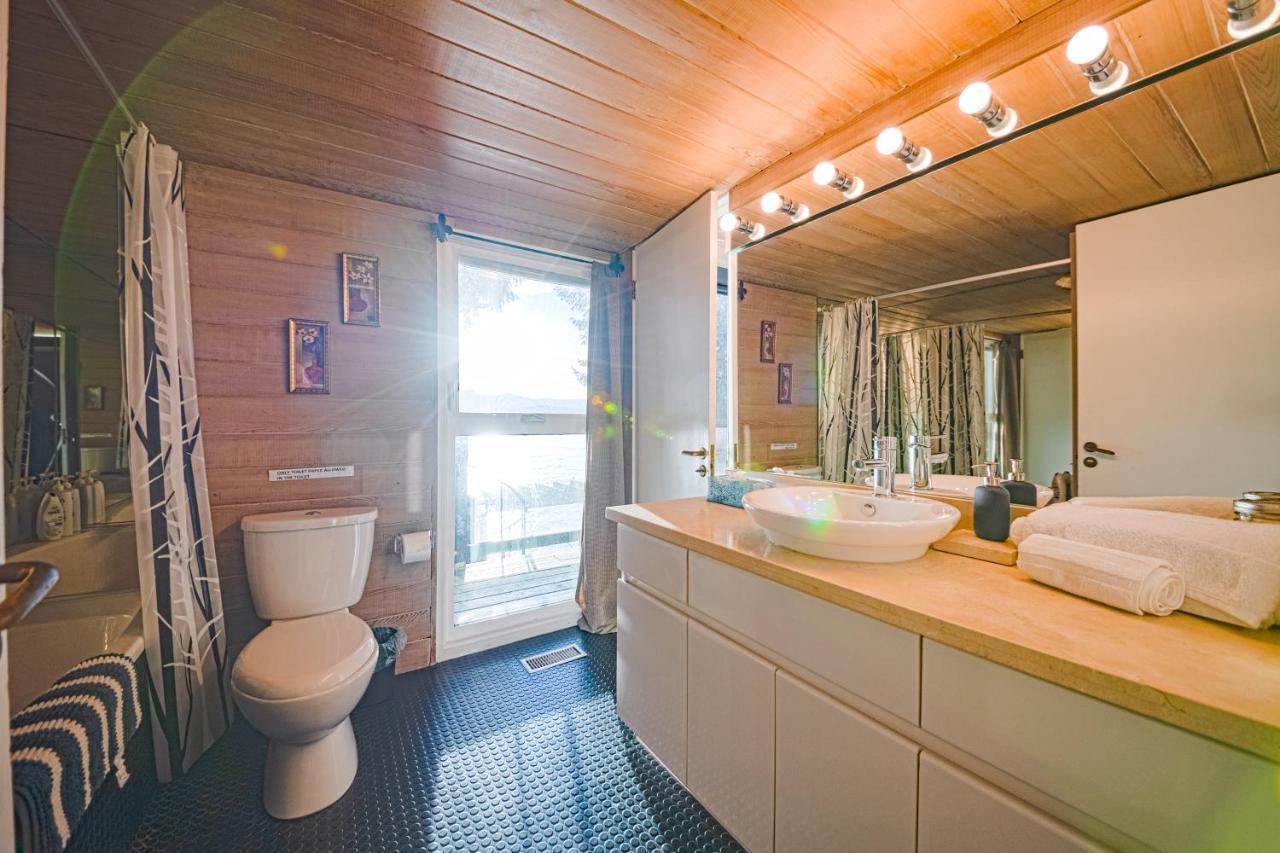 Waterfront Cottage With Superb Coastline Views West Vancouver Exterior photo